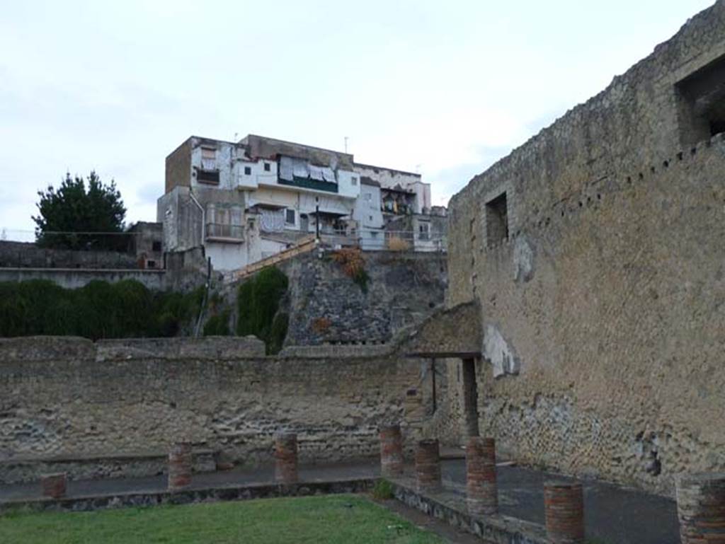 Ins. VI.5, Herculaneum, September 2015. Looking towards north-west corner of columned portico.